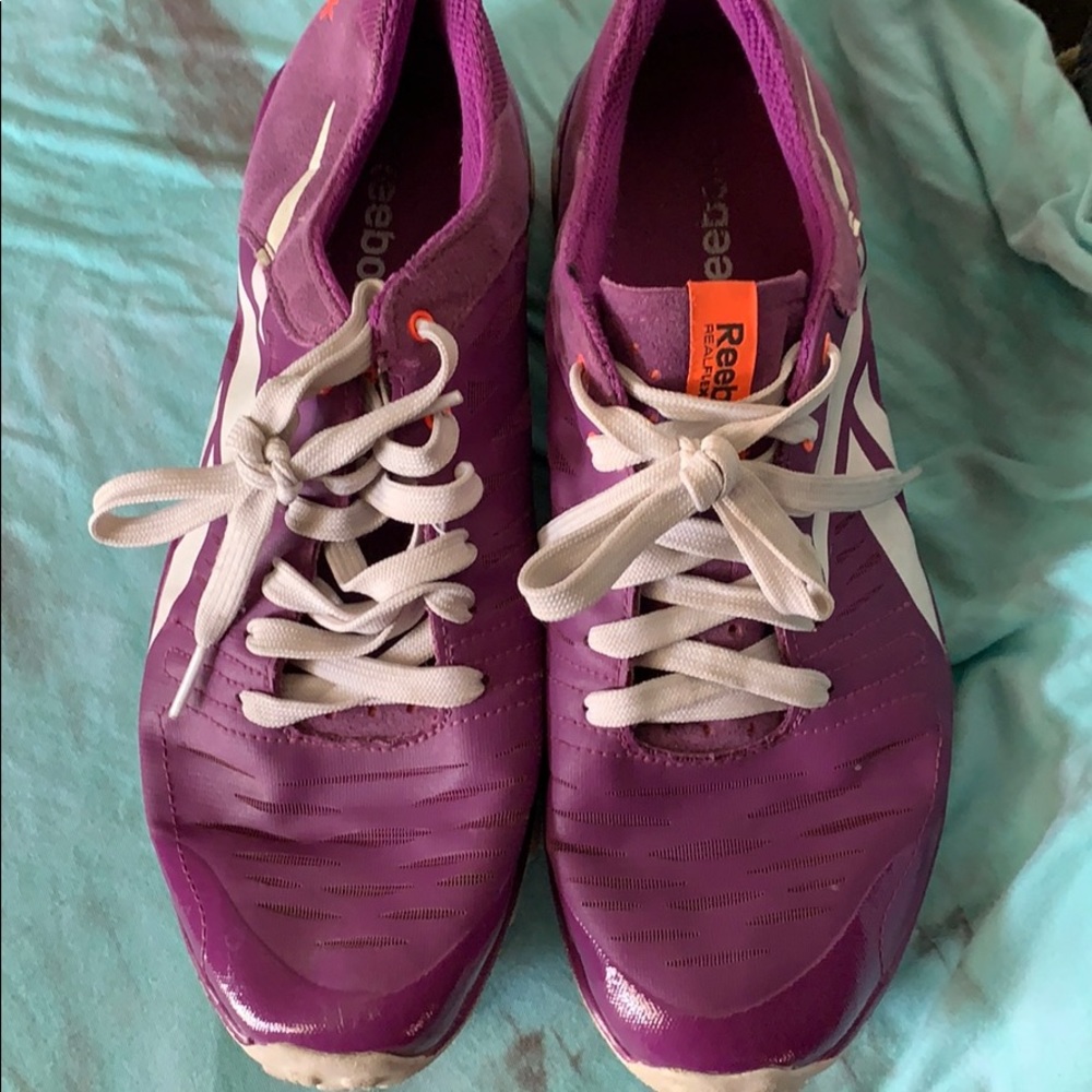 Tennis shoes
